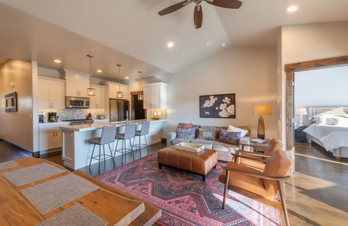 Park City House | Modern Mountain Luxury, Stunning Deer Valley Mountain Views and Private Hot Tub!