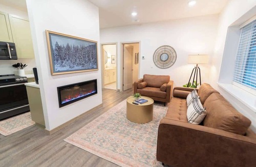 Palmer Bed & Breakfast | Modern Mountain View Suite Walk to Downtown Eats