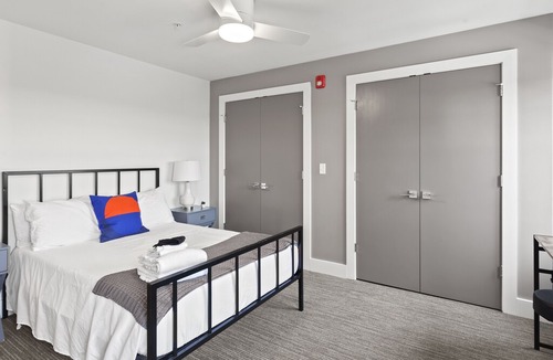 Hanover Place Apartment | Modern MW 1BR with Gym by Zencity