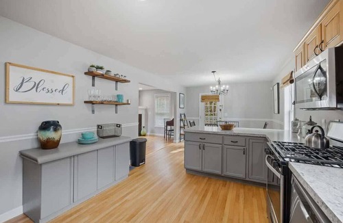 Manchester House | Modern Open Concept 4 Bed 2,5 Bath Mid to LongTerm Private Single Family Home