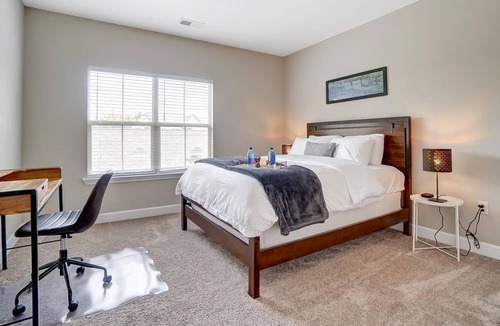 Westerville Apartment | Modern Polaris 2BR | Walkable To Restaurants | Washer/Dryer | Gym | Fast WiFi!