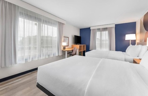 Essex Junction Hotel | Modern Queen Room Ideal for Relaxation & Convenience Near Outdoor Activities