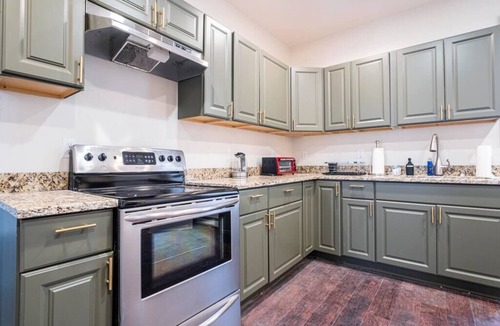 Providence House | ★ Modern Renovation ★ 10-Bedrooms! Perfect For Large Groups!
