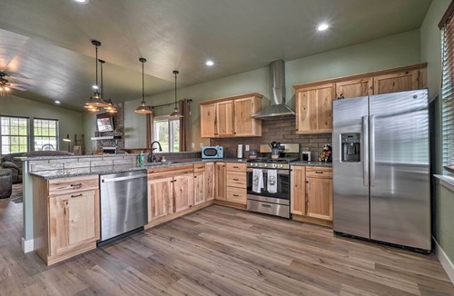 Cotter House | Modern Retreat w/Deck: Walk to White River!