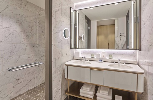 Fort Worth Cultural District Hotel | Modern Room w/Balconies Perfect for Art Enthusiasts
