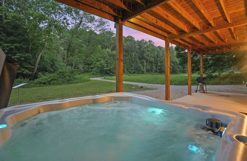 McArthur Cabin | Modern Rustic Retreat ~Newly Built with Hot Tub and EV charger, ~6mi to Ash Cave