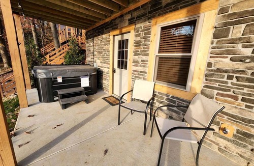 Scio Cabin | Modern Spacious Cabin near Tappan Lake with Jacuzzi and Panoramic Views in Ohio