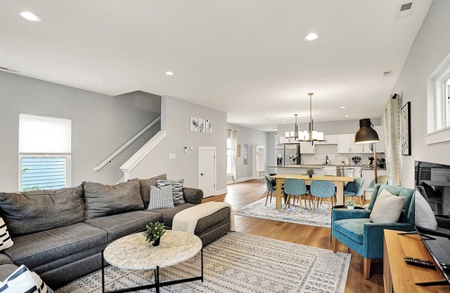 Fall Creek Place House | Modern & Spacious Downtown Master Suite Palace!