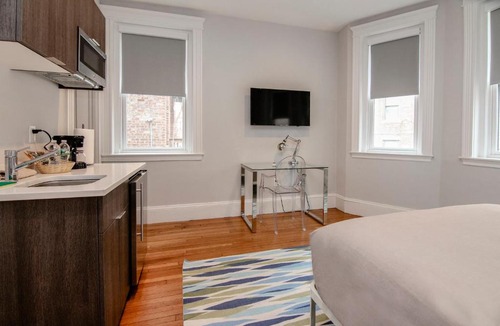 Griggs Park Apartment | Modern Studio, 15 min Train to Boston