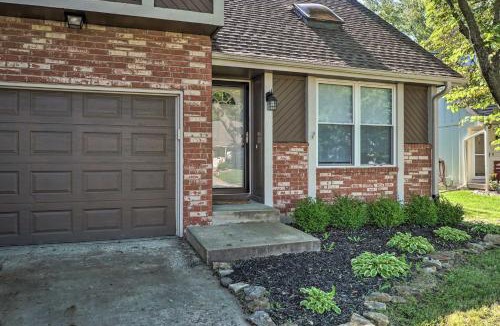 Overland Park House | Modern Townhome w/Fireplace: Near Stoll Park
