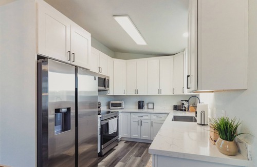 Taku - Campbell Apartment | Modern Upstairs Apartment Near Airport & Trails #B