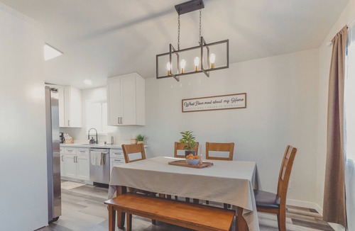 Taku - Campbell Apartment | Modern Upstairs Apartment Near Airport & Trails #B