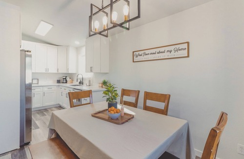 Taku - Campbell Apartment | Modern Upstairs Apartment Near Airport & Trails #B