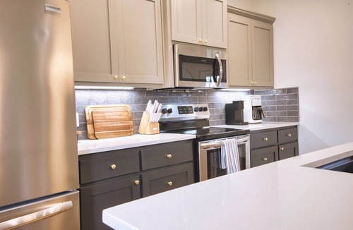 Bella Vista House | Modern Wooded Retreat | Corporate Housing | Fenced Yard, Pets OK | Near Back 40