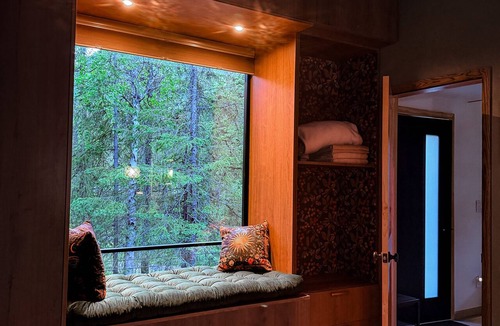Moose Pass House | Moose & The Magpie - Central spot between Seward and Cooper Landing.