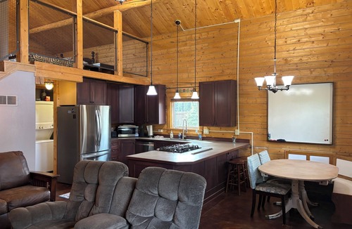 Tok House | Moosehorn Cabin - Lovely log home with fenced back yard