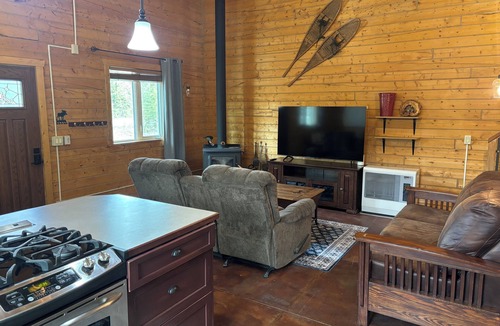 Tok House | Moosehorn Cabin - Lovely log home with fenced back yard