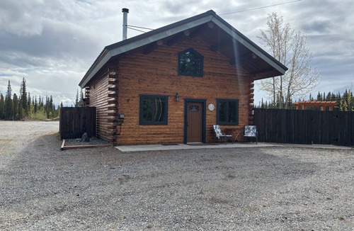 Tok House | Moosehorn Cabin - Lovely log home with fenced back yard