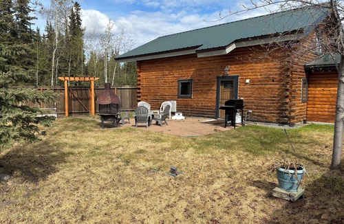 Tok House | Moosehorn Cabin - Lovely log home with fenced back yard