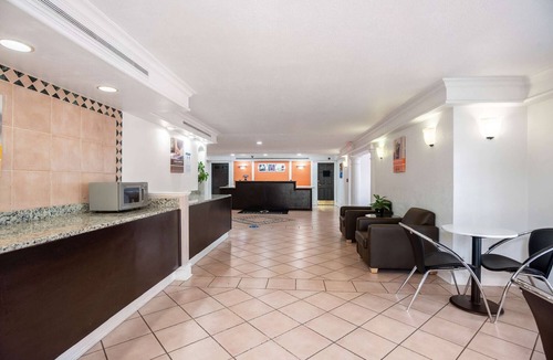 Hazelwood Hotel | Motel 6 Hazelwood, MO