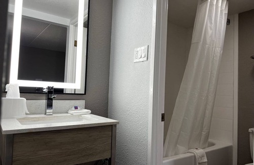 Hazelwood Hotel | Motel 6 Hazelwood, MO