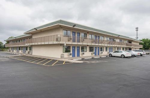 Waldron Hotel | Motel 6 Kansas City, MO - Airport