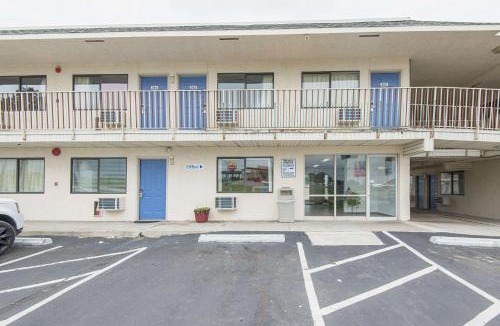 Waldron Hotel | Motel 6 Kansas City, MO - Airport