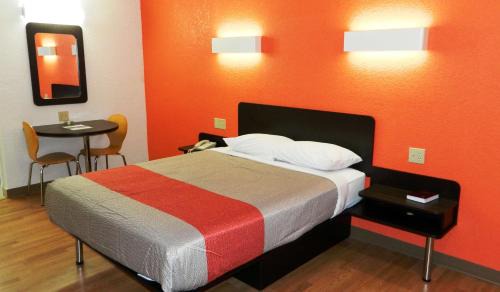 South Oklahoma City Hotel | Motel 6-Oklahoma City, OK - Airport East
