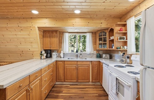 Meadow View Heights Cabin | Mountain Charm Quaint 2-bedroom cabin in Duck Creek Village