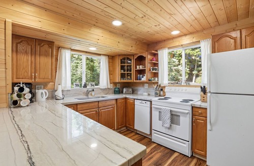 Meadow View Heights Cabin | Mountain Charm Quaint 2-bedroom cabin in Duck Creek Village