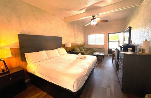 Mount Ida Hotel | Mountain Harbor King Guest Room on Lake Ouachita by RedAwning