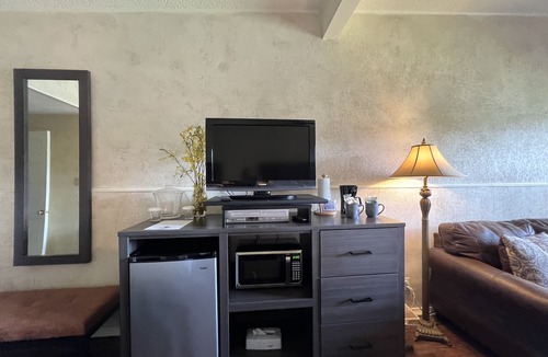 Mount Ida Hotel | Mountain Harbor Queen Guest Room on Lake Ouachita by RedAwning