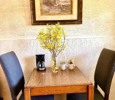 Mount Ida Hotel | Mountain Harbor Queen Guest Room on Lake Ouachita