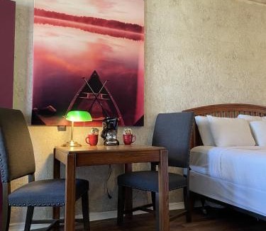 Mount Ida Hotel | Mountain Harbor Queen Guest Room on Lake Ouachita