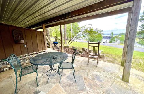 Mount Ida Hotel | Mountain Harbor Queen Guest Room on Lake Ouachita