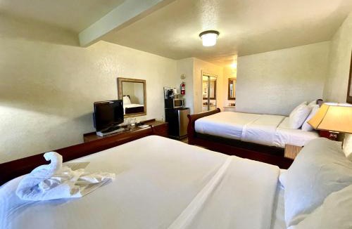Mount Ida Hotel | Mountain Harbor Queen Guest Room on Lake Ouachita