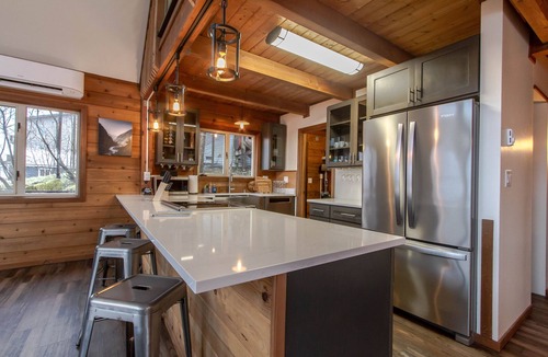 Juneau House | Mountain N' Shores Chalet