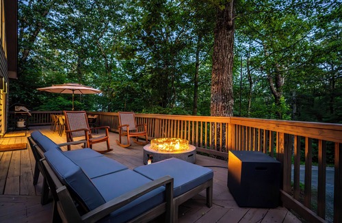 Roseland House | Mountain Retreat: HotTub, Game Room, Family & Pet-Friendly, 3 King Beds