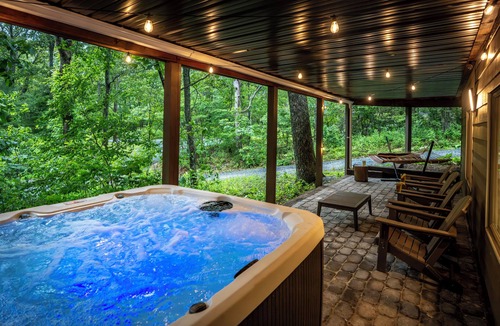 Roseland House | Mountain Retreat: HotTub, Game Room, Family & Pet-Friendly, 3 King Beds