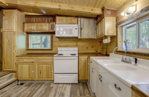 Maysville Cabin | Mountain Tree House w/Views in Maysville