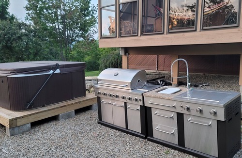 Jefferson House | Mountain Views 3BR - Pet Friendly, Hot Tub & Projector