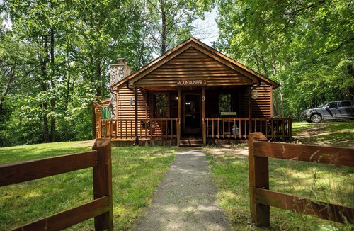 Hico Cabin | Mountaineer Cabin 3 - Hot Tub & Fireplace close to New River Gorge National Park