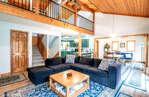 Old Timberline House | Mountainside 86 - 314 Ridge Road Mountainside 86 - Lake Access, Hot Tub, Pet Friendly, Air Conditioning on Main Level