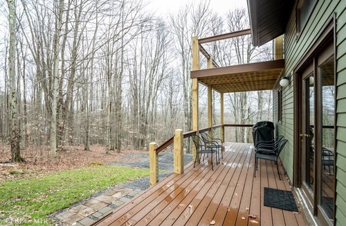 Old Timberline House | Mountainside 86 - 314 Ridge Road Mountainside 86 - Lake Access, Hot Tub, Pet Friendly, Air Conditioning on Main Level