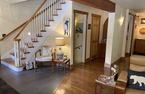 Bear Creek Bed & Breakfast | Mt. Alice Room at Bell In The Woods B&B (Queen/Second Floor)Max 2ppl