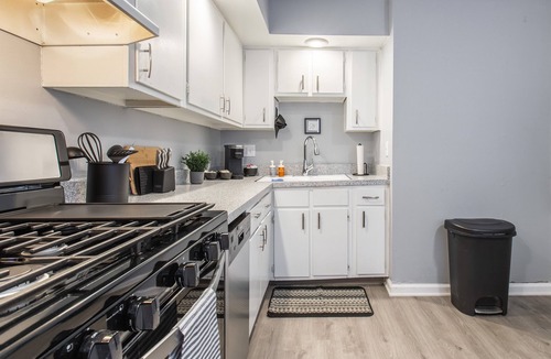 Riverside Apartment | MTR Private Apartment | 10min Downtown | Renovated | WiFi | Clean!