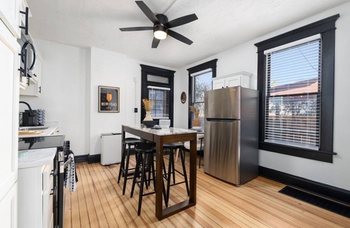 German Village House | MTR Unwind in a Cozy German Village Retreat, Ideal for Small Groups