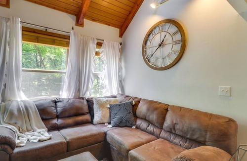 Basye Cottage | Multi-level Basye Cabin: 3 Mi to Bryce Resort!