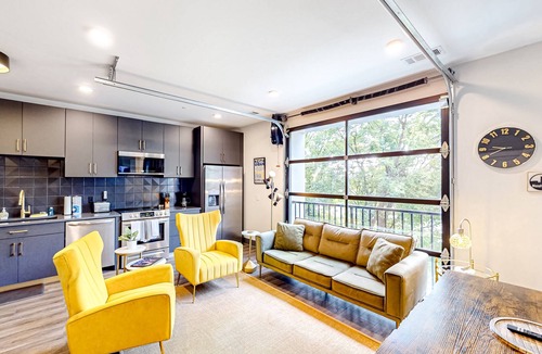 Rolling Mill Hill Apartment | Muse - The Flat - upscale condo near top attraction with a rooftop lounge & gym
