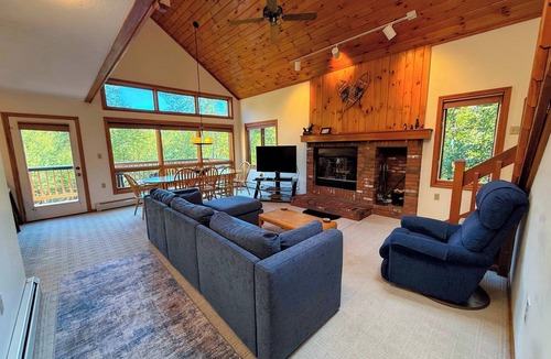 Carroll House | MWP69 Spacious 5-bedroom condo, partial Notch views, 2 min to skiing, Dog Friendly!